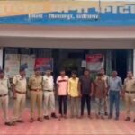चरित्र शंका पर वकील निखिल गोस्वामी की निर्मम हत्या करने वाले 4 आरोपी को आखिर कर कोटा पुलिस ने गिरफ्तार कर ही लिया लेकिन ये सोचने वाली बात है कि ये चारों आरोपी जैसे कैमरे में कैद होने वाले होते है वैसे ही इनकी गर्दन नीचे झुक चाहती है गर्दन झुकाने से शर्म नहीं छिपती ना ही अपराध छिपता है